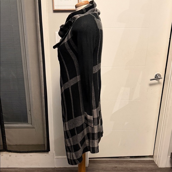 Venus Black and Gray Plaid Long Cardigan - Picture 3 of 10
